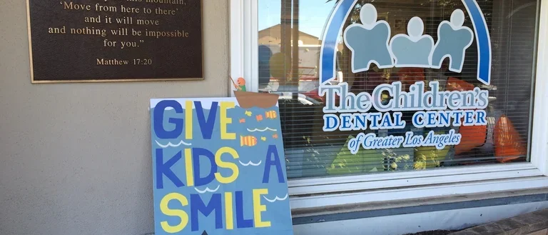 Give Kids. A Smile Sign
