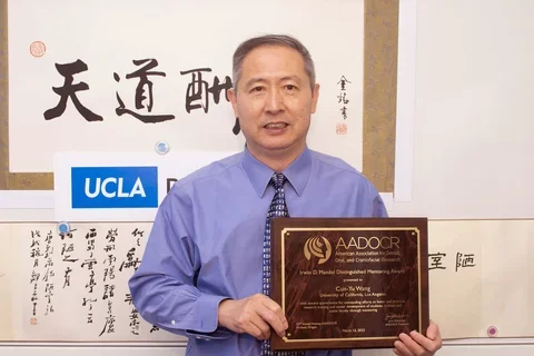 Dr. Cun-Yu Wang with Award