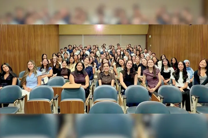 Group of 87 students in a lecture hall