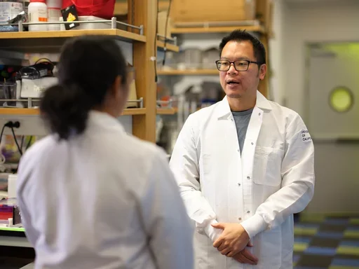 Dr. Jimmy Hu talking to a researcher
