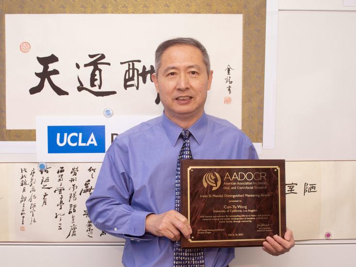 Dr. Cun-Yu Wang with Award
