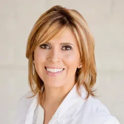 Hedi Kermani in white coat, representing experienced dental clinician and leadership in oral health.
