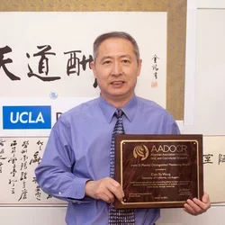 Dr. Cun-Yu Wang with Award