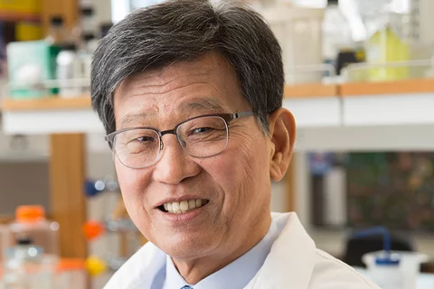 Dr. No-Hee Park smiling, in a lab setting