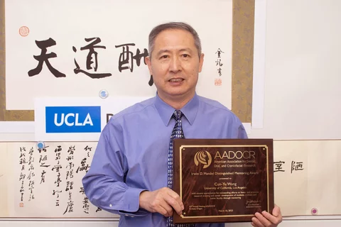 Dr. Cun-Yu Wang with Award